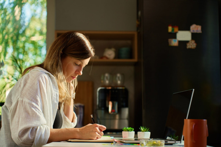 Eine Frau setzt beim Journaling auf geführte Fragen