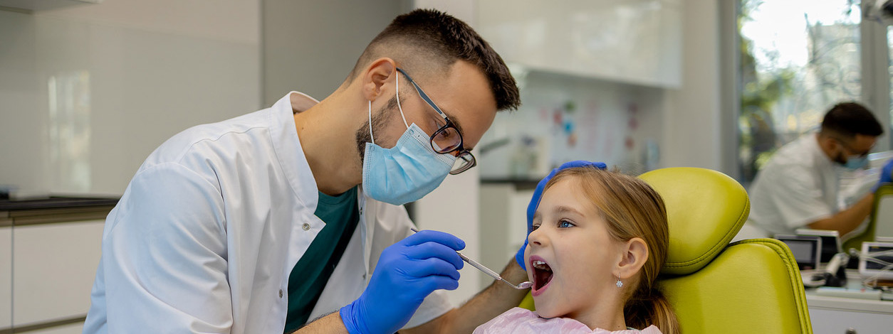 Ein Mädchen wird von der neuen Kinder- und Jugendlichen-Psychotherapeutin berhandelt