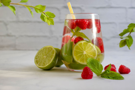 Ein frisches Wasser mit Himbeeren und Limette