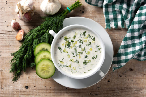 Eine Schüssel mit Joghurt-Gurken-Suppe