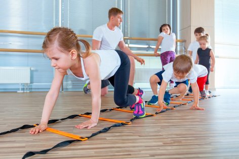 Kleine Kinder beim Sport in einer Turnhalle