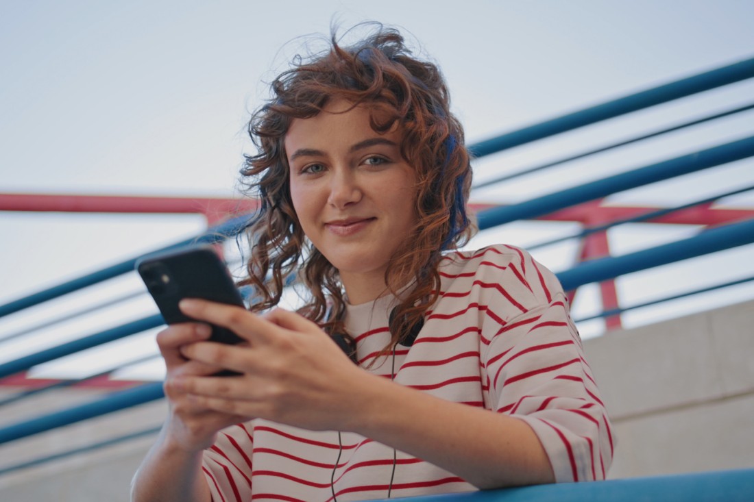 Jugendliche sucht Ausbildung am Smartphone