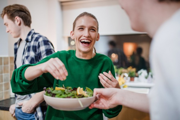 Freunde beim Kochen