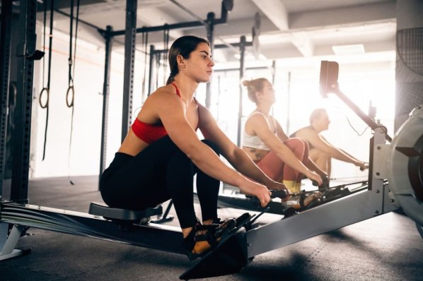Eine trainiert ihre Kraft im Fitnessstudio