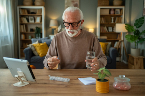Ein älterer Mann nimmt Medikamente gegen erektile Dysfunktion