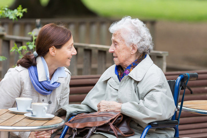 Eine Frau leistet Nachbarschaftshilfe bei einer Seniorin