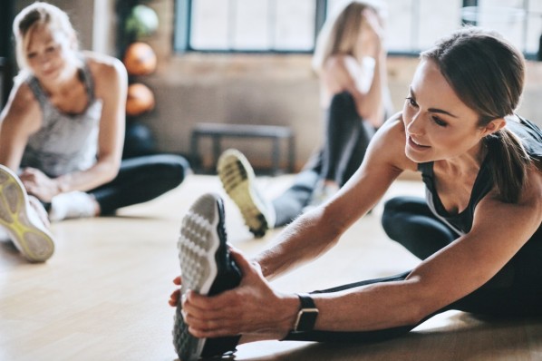 eine Gruppe Frauen beim Stretching im Fitnessstudio