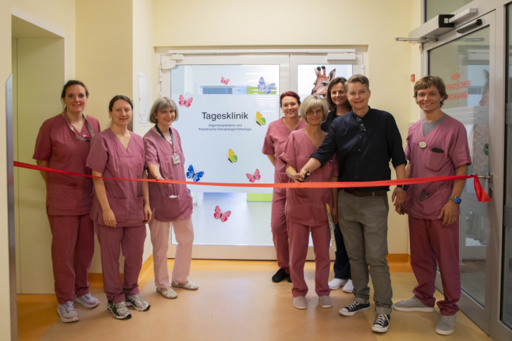 Die Direktorin der Universitätskinderklinik Magdeburg, durchschneidet gemeinsam mit dem kinderonkologischen Team sowie der Leiterin des Elternhauses das Band zur Eröffnung der allgemeinpädiatrischen und kinderonkologischen Tagesklinik.