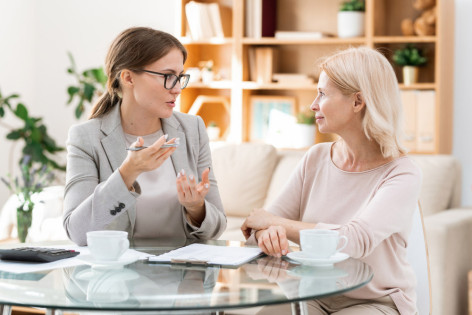 Neue Patientenfürsprecherin berät Patientin