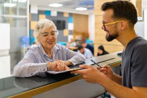 Ältere Patientin wird zum Thema Augen-OP beraten