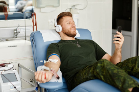 Ein Mann beim Blutspenden in Sachsen-Anhalt