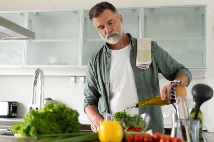 Ein Mann beugt einer Herzmuskelentzündung mit gesunder Ernährung vor