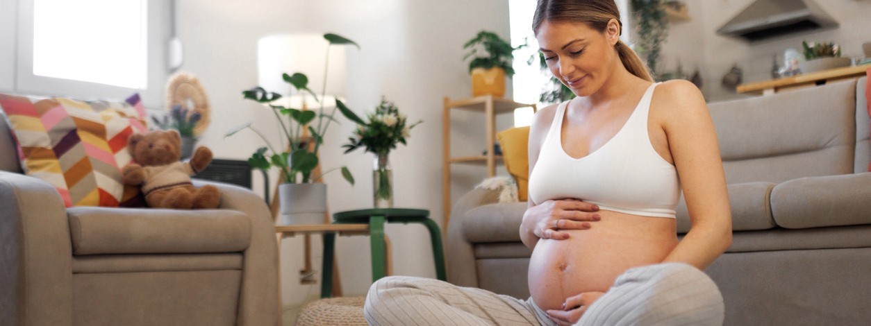 Eine Schwangere übt Hypnobirthing-Techniken zu Hause