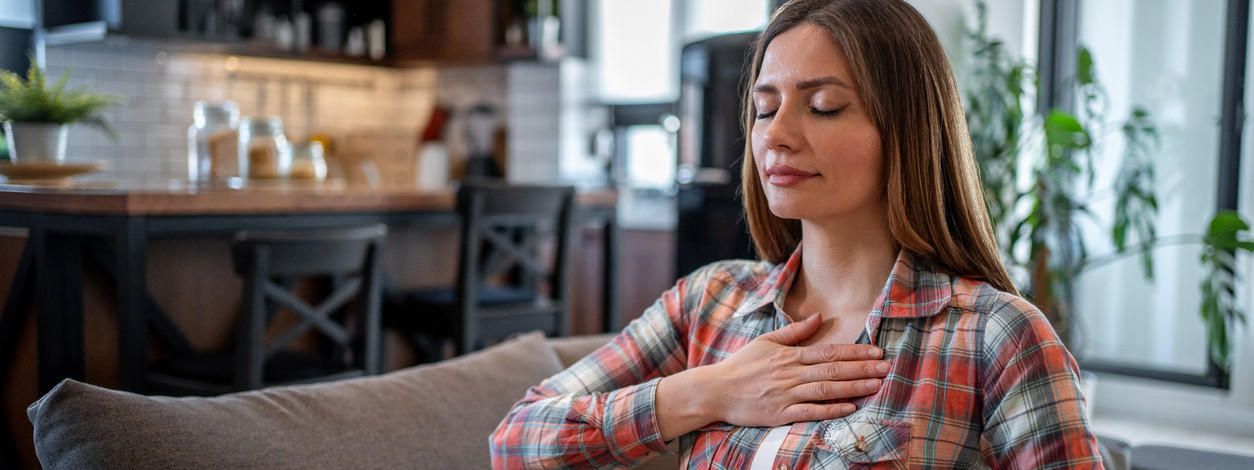 Eine Frau konzentriert sich bewusst auf ihre Atmung