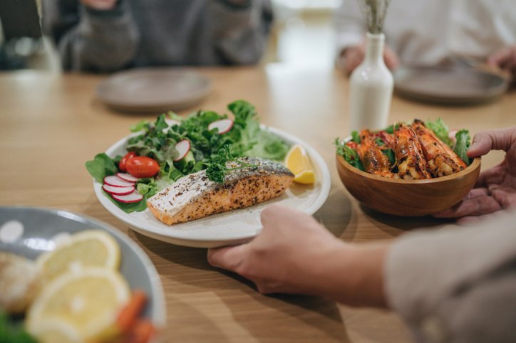 Lachsfilet mit Skyr und Gemüse als Rezept für Wikinger-Diät