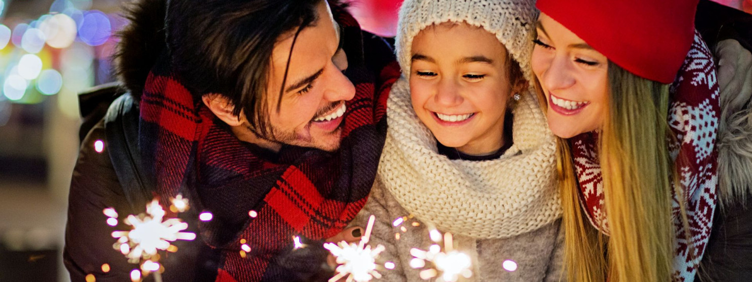 Eine Familie feiert sicher zusammen Silvester