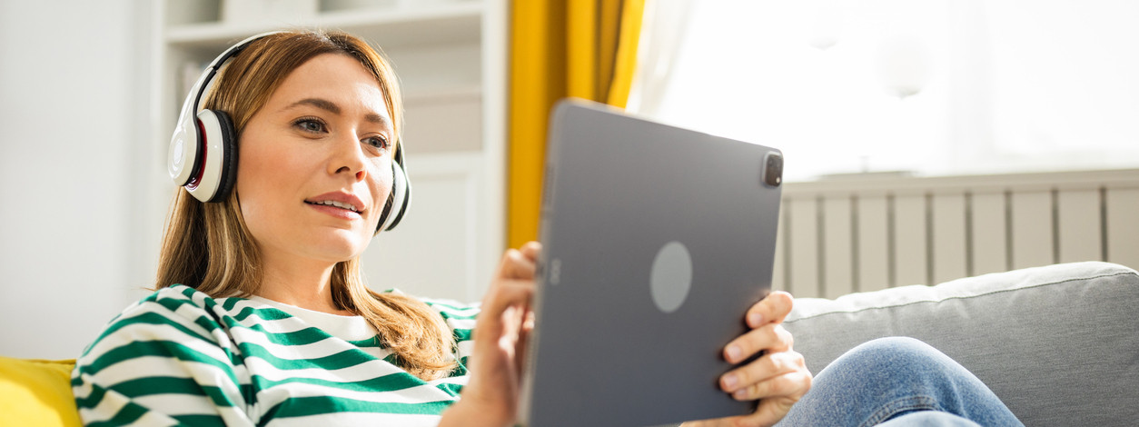 Eine Frau nimmt an der Online-Infoveranstaltung der Unimedizin teil