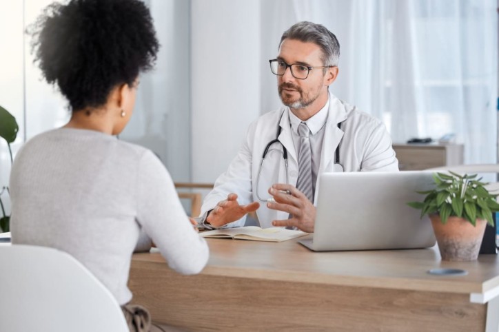 Ein Allgemeinmediziner berät eine Patientin in einer Arztpraxis in Oranienbaum-Wörlitz.