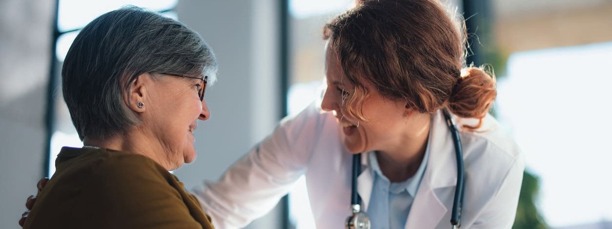 Neue Ärztin begrüßt Patientin
