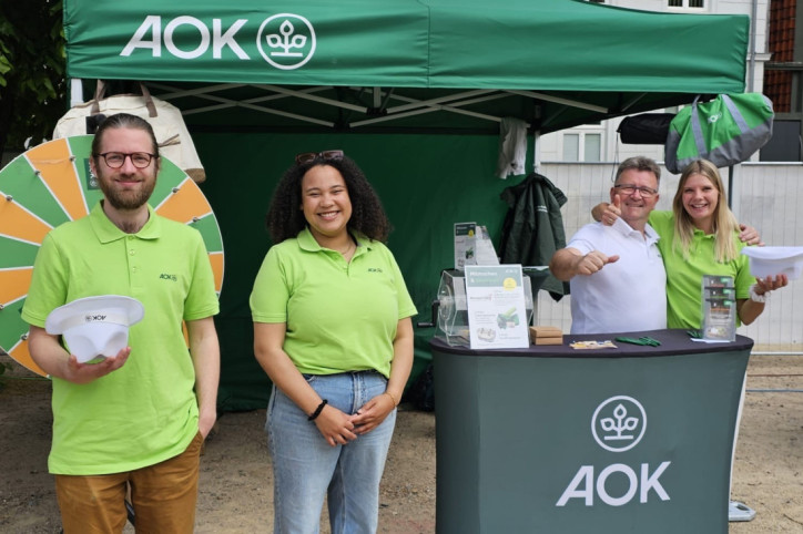 Eine Frau probiert kulinarische Spezialitäten auf dem Streetfood-Festival