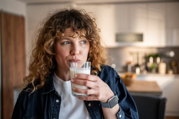 Eine Frau trinkt ein Glas Milch.