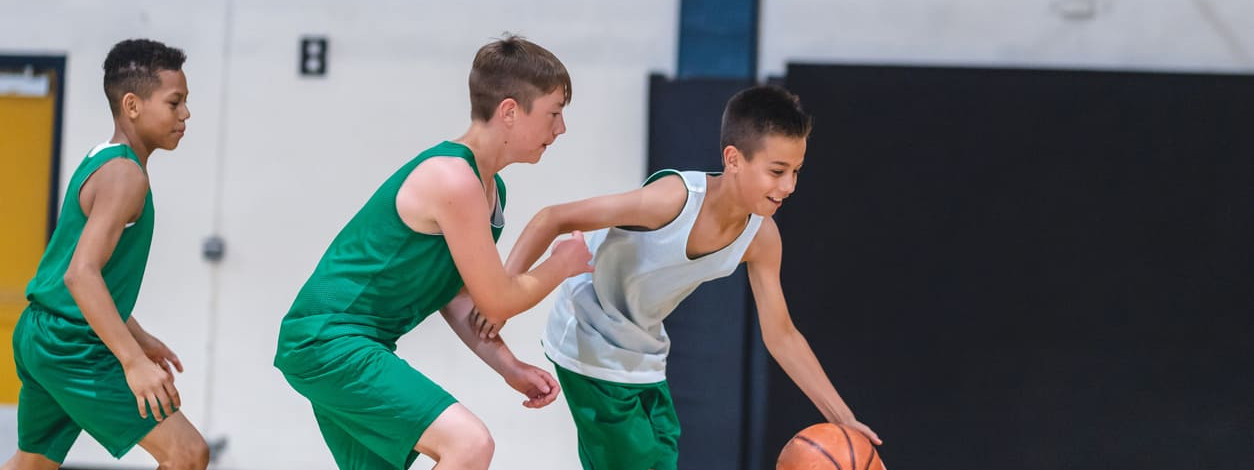 Drei Sanitäter-Kollegen freuen sich über die neue Rettungswache