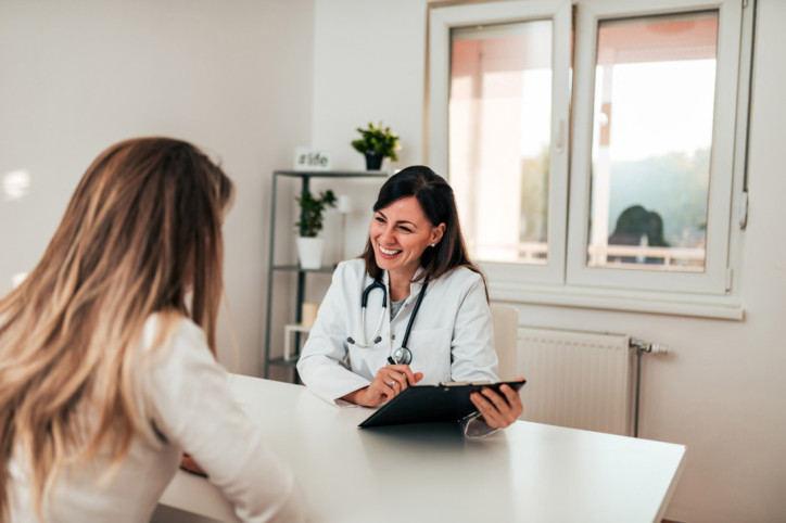 Wundexpertin der AOK Sachsen-Anhalt berät Patientin mit chronischen Wunden
