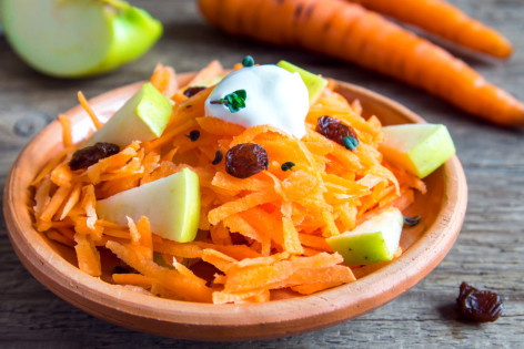 eine Schüssel mit frisch zubereitetem Möhren-Apfel-Salat