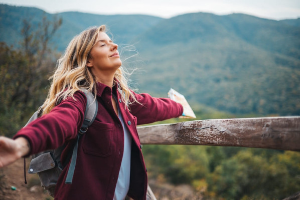 Eine Frau stärkt ihre Gesundheit beim Wandern im Fläming