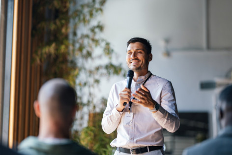 Ein Mann hält beim 7. Symposium der Herz- und Thoraxchirurgie in Oschersleben einen Vortrag zu Herzerkrankungen.