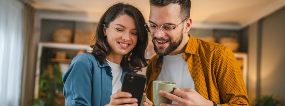 Ein Paar informiert sich am Smartphone über die Herzwoche in Stendal