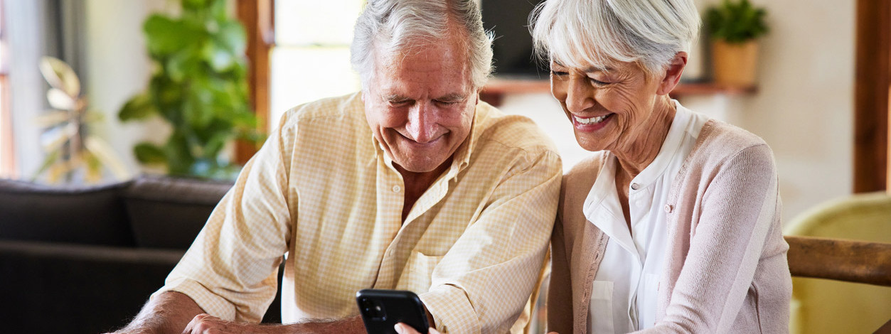 Neue Augenärztin in Weißenfels untersucht Patientin