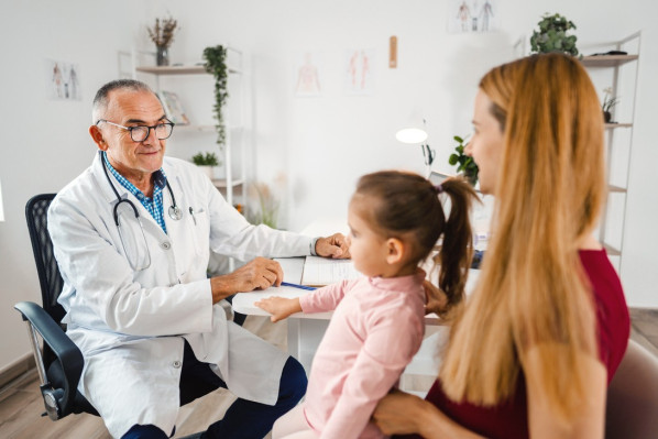 Ein Arzt untersucht ein Kind auf Mangelerscheinungen.