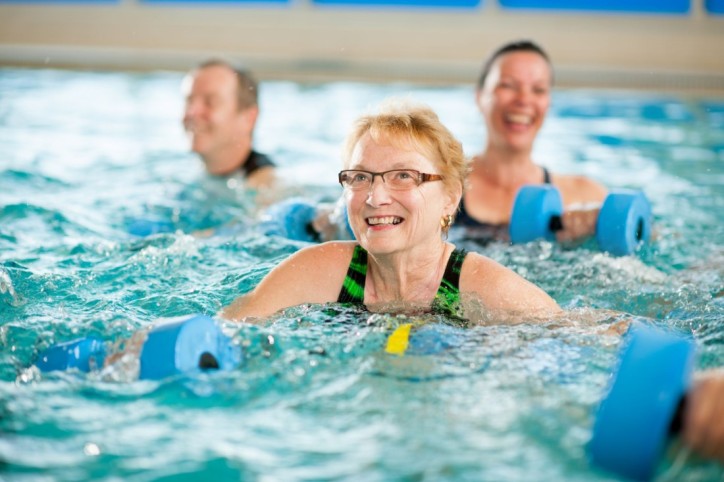 Eine Sportgruppe betreibt Wassersport im Schwimmbad.