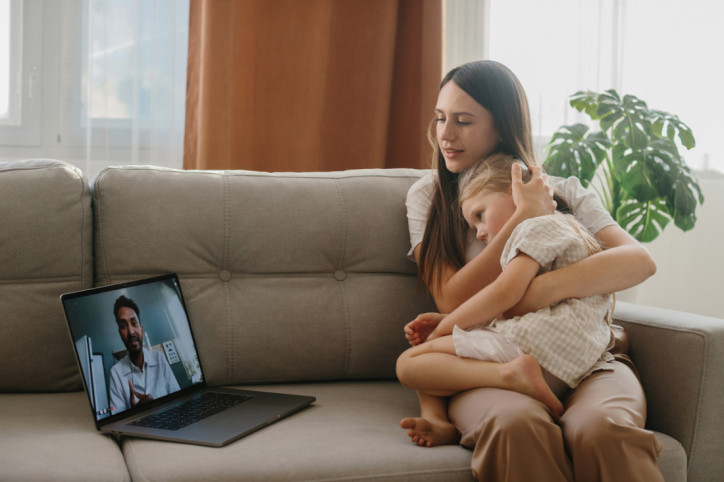 Eine Mutter nutzt die Videosprechstunde für Ihre kranke Tochter
