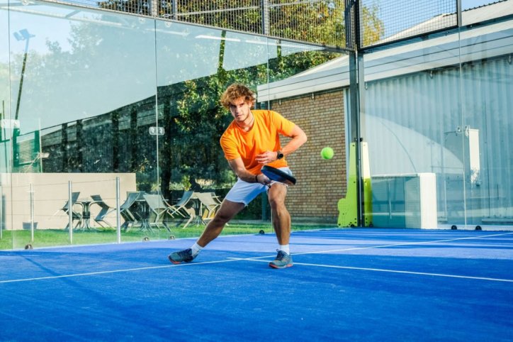 Ein Mann nimmt einen Aufschlag beim Padel-Tennis entgegen