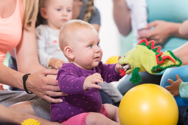 Kleinkind spielt mit einer Handpuppe