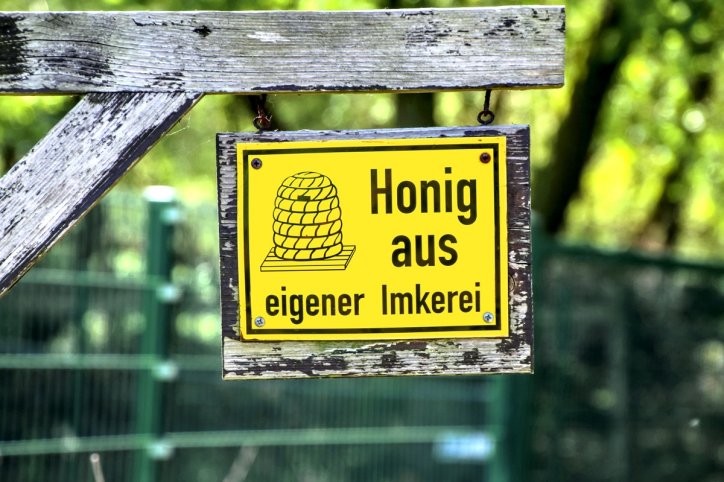 Schild "Honig aus eigener Imkerei"