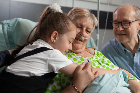 Eine Patientin wird im Anhalt-Hospiz Dessau von ihren Angehörigen besucht
