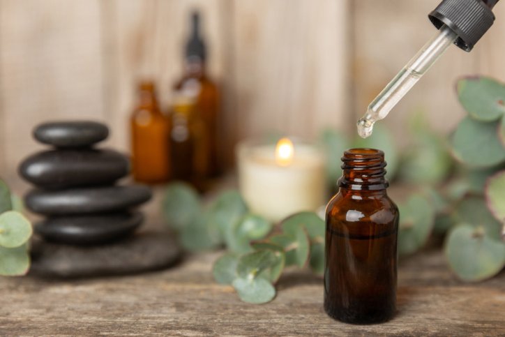 Ätherisches Öl für eine Aromatherapie wird aus einem Flakon extrahiert