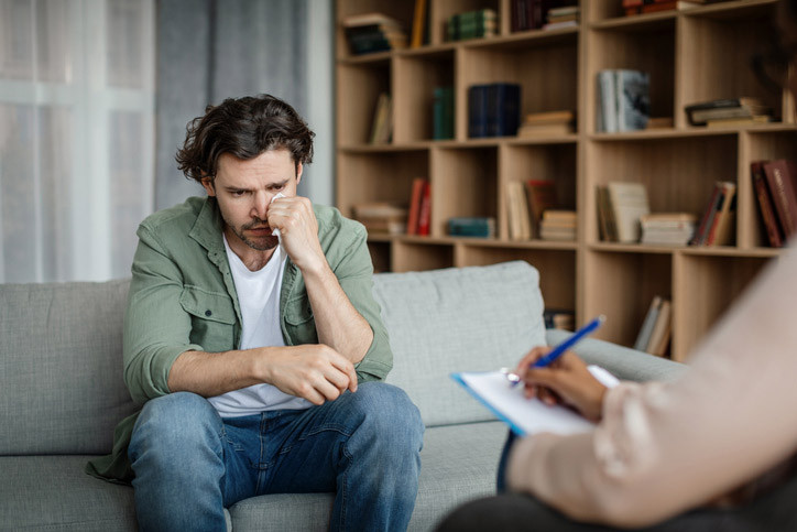 Ein junger Mann ist aufgrund einer Posttraumatischen Verbitterungsstörung in Behandlung