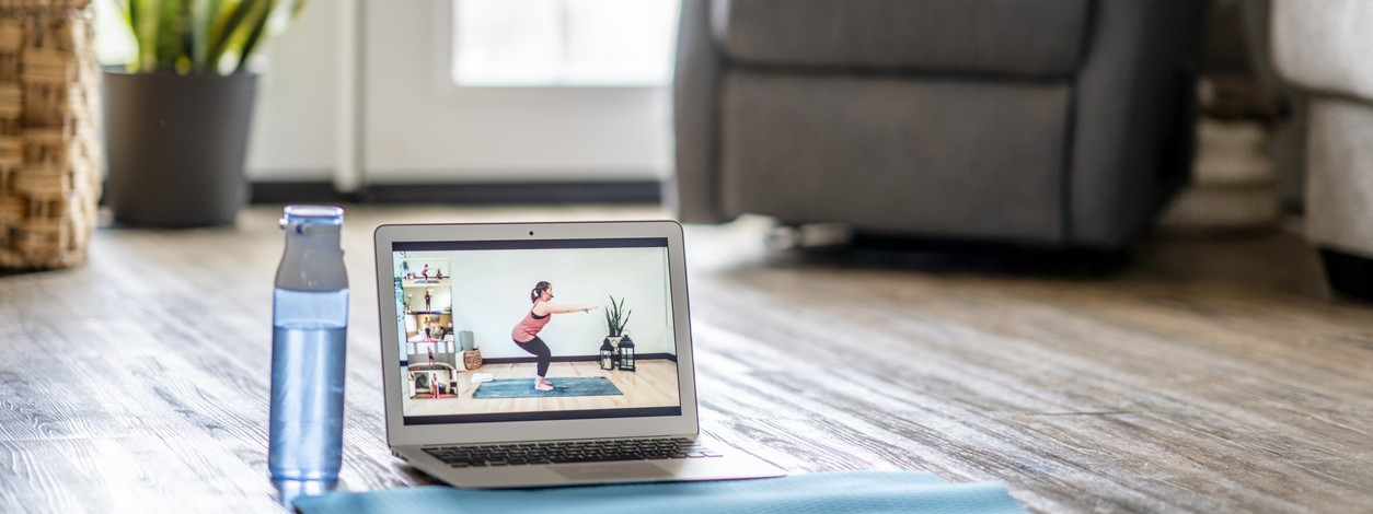 Zwei Frauen machen Yoga in einem Park