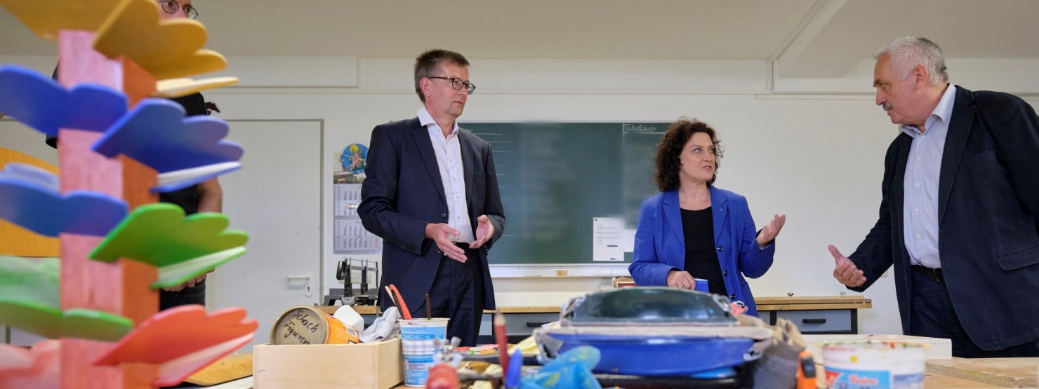 Burkhard Blienert (Sucht und Drogenbeauftragter der Bundes-regierung), Dr. Carola Reimann (Vorstandsvorsitzende des AOK-Bundesverbandes), Dr. Uwe Salomon (AOK Sachsen-Anhalt) 