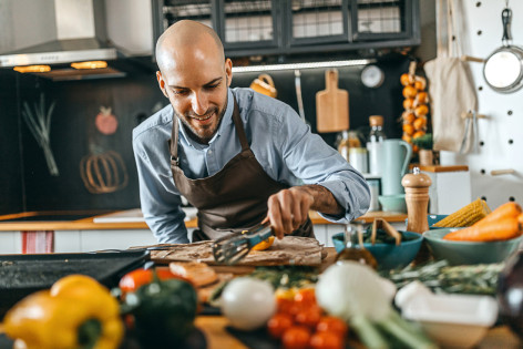 Ein Mann probiert die Wikinger-Diät aus und kocht Fisch