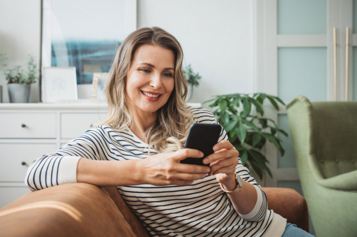 Eine Frau sieht ihre ePA über die AOK-"Mein Leben"-App ein