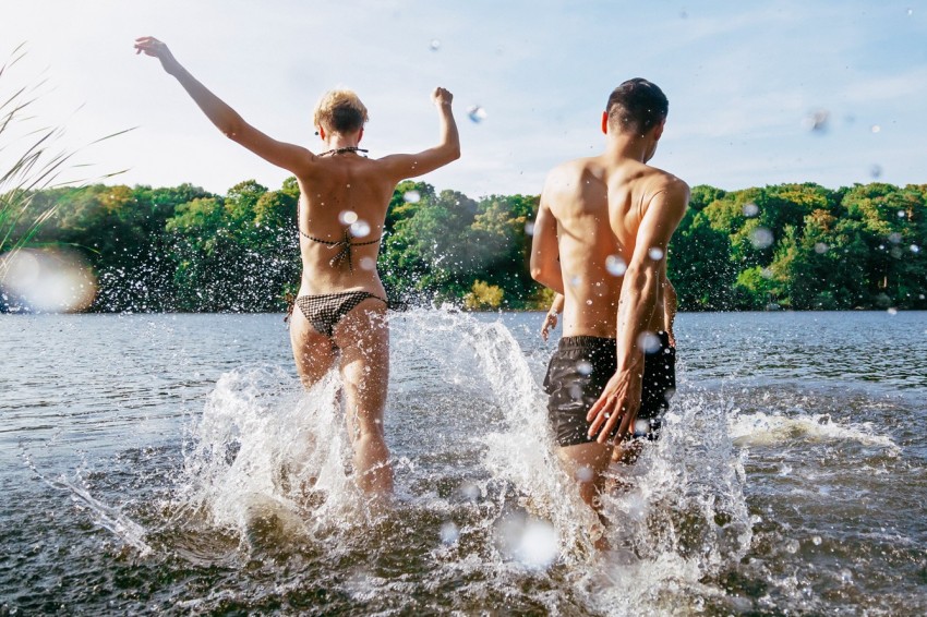 Junges Pärchen beim Baden im See.