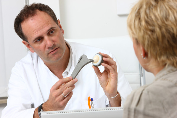 Medizinprodukte, die defekt waren und entfernt wurden, sollen mindestens drei Jahre als Beweismittel aufbewahrt werden. Diese und andere Forderungen stellt die AOK-Gemeinschaft im Positionspapier zur Weiterentwicklung der Patientenrechte. 