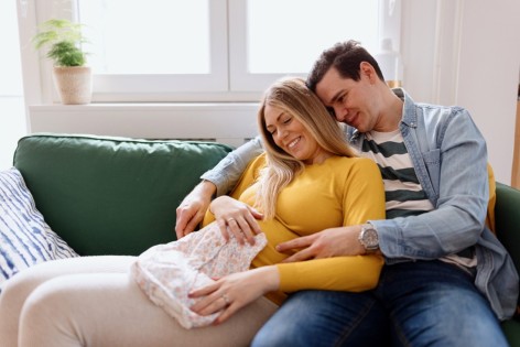 Werdende Eltern betrachten Babybauch