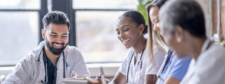 Hautärztin führt einen Hautcheck durch