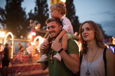 Familie erkundet Stadtfest in Halberstadt